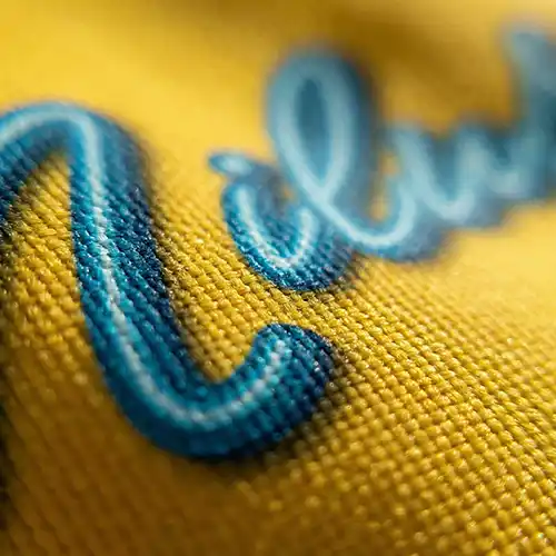 Druk sublimacyjny na poszyciu namiotu stałociśnieniowego Nilus 4x4 – zbliżenie na jakość nadruku